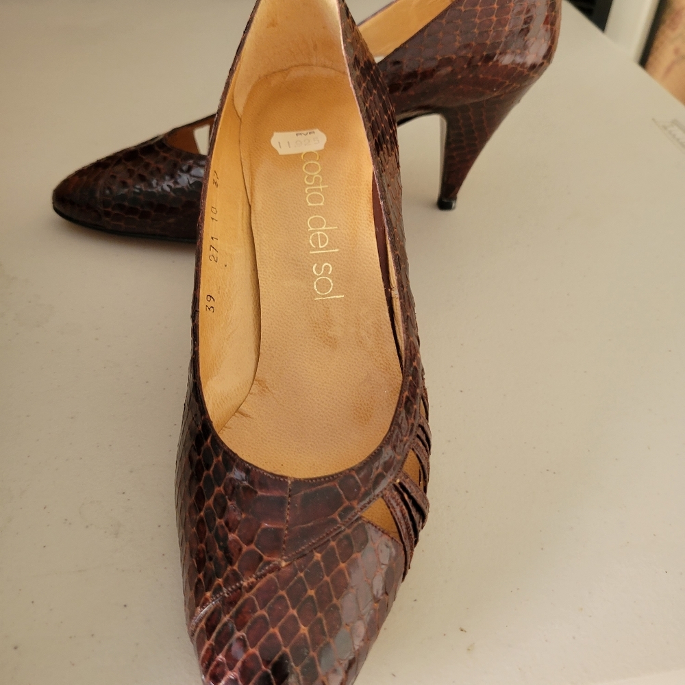 Snake skin pumps from Italy size 8 in brown